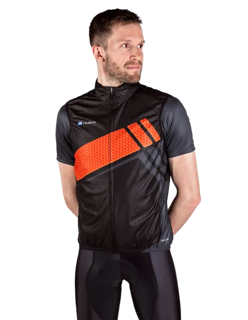 The model is 186 cm  and is wearing a size 7