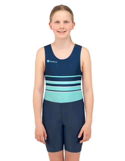 The model is 152 cm  and is wearing a size 146/152